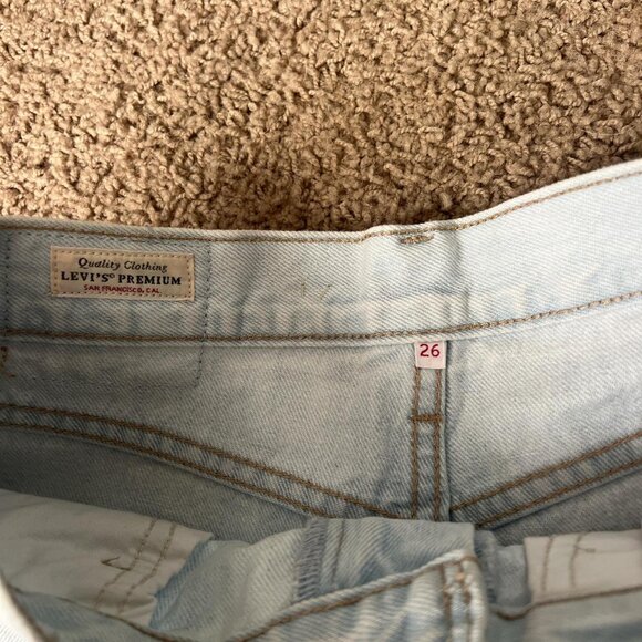 Levi's cream and white high waisted blue denim mom shorts - Picture 3 of 3